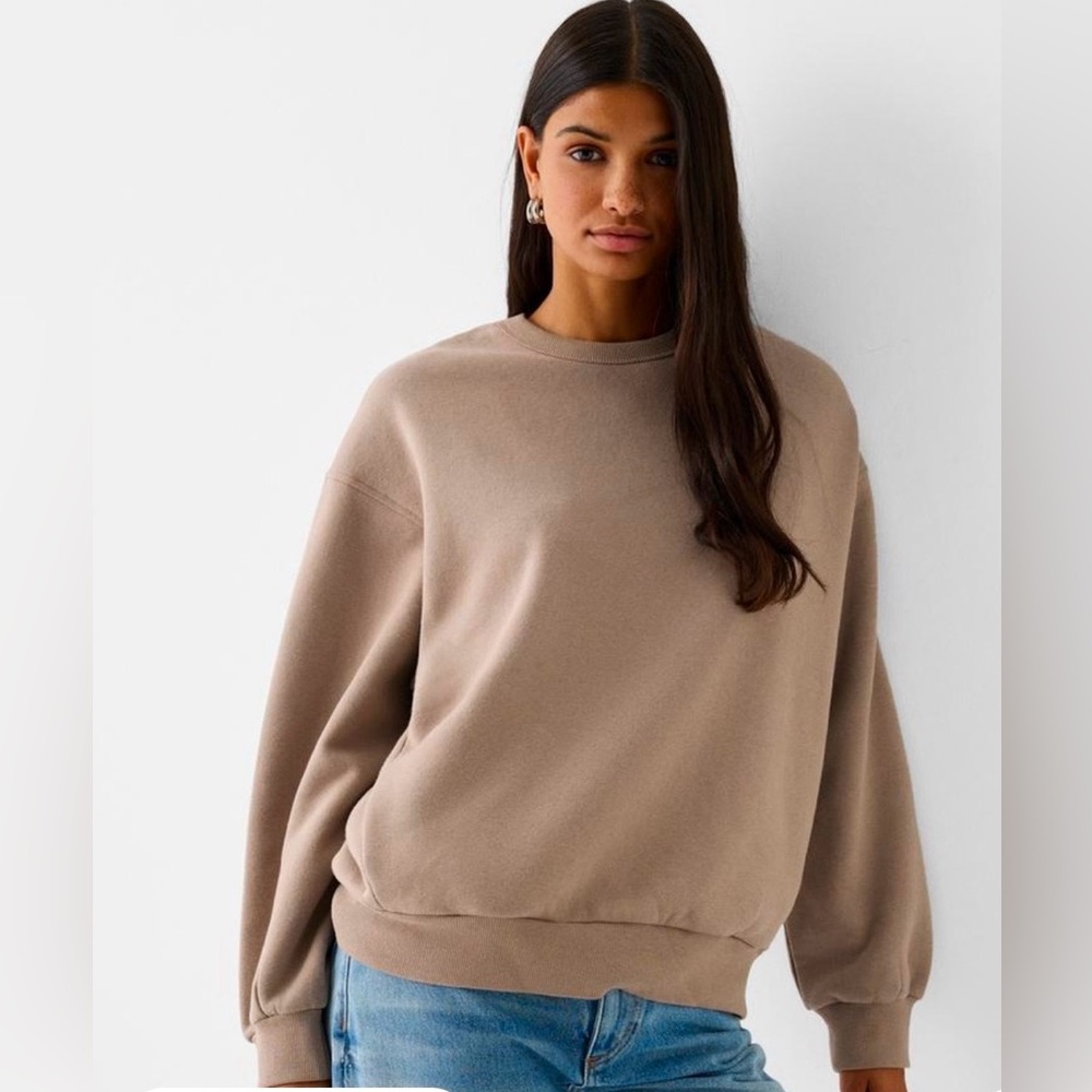 (NWT) Bershka Oversize sweatshirt with side pockets in sand